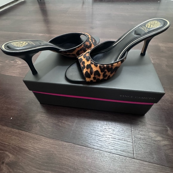 New in Box Vince Camuto Black and Brown CalfHair Leopard Mules - Picture 2 of 8